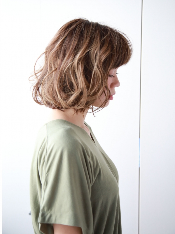 ハイトーンカラー×パーマのボブスタイルは低ダメージの弱酸性で