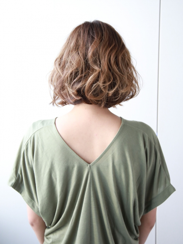 ハイトーンカラー×パーマのボブスタイルは低ダメージの弱酸性で