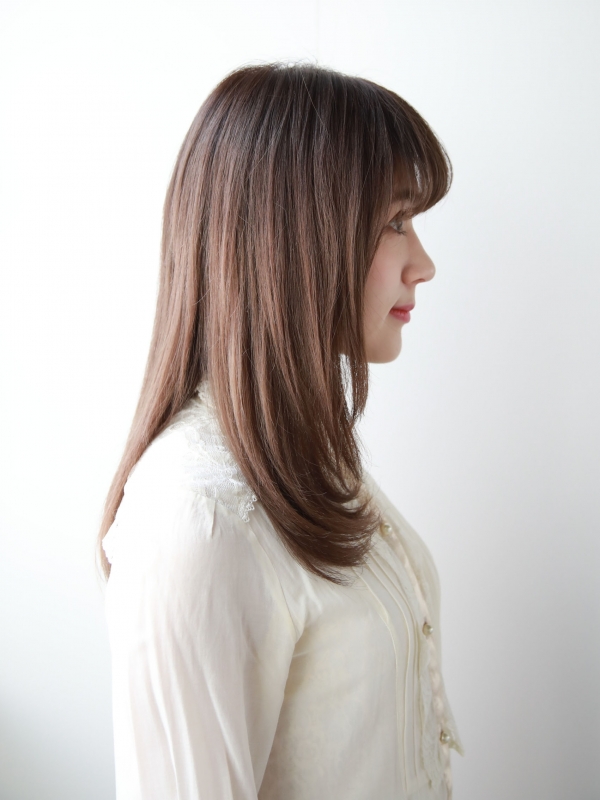 毛先のワンカールで品のあるうる艶セミロングへアに