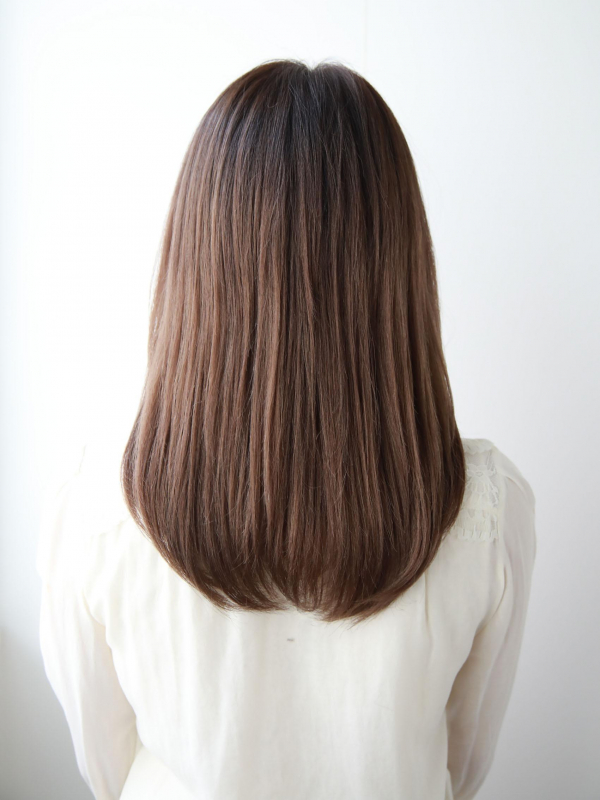 毛先のワンカールで品のあるうる艶セミロングへアに