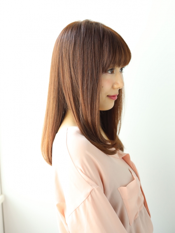 柔らかい印象を与えるナチュラルストレートのセミロングスタイル