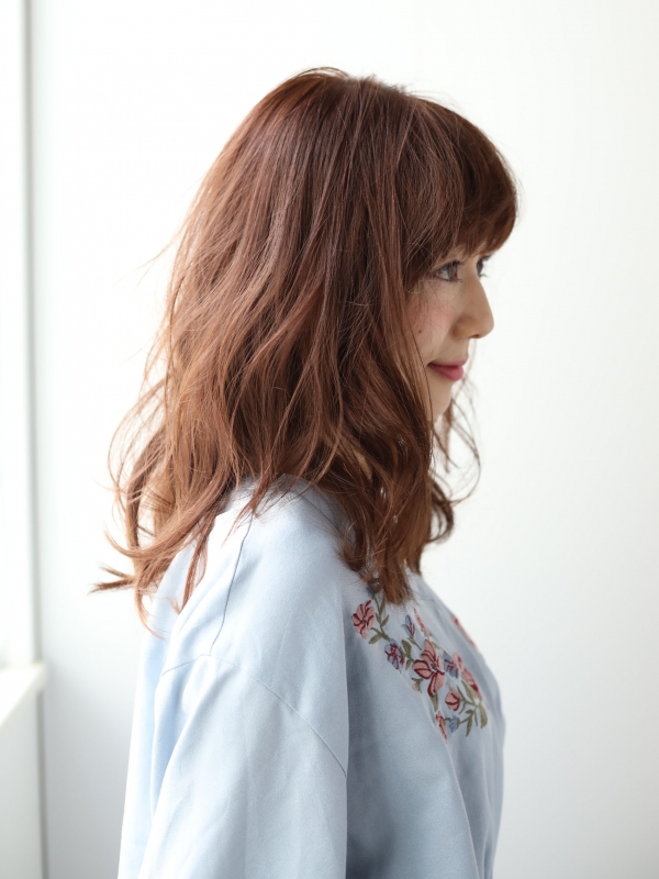 ゆるふわパーマで甘すぎないセミロングスタイル