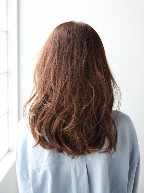 ゆるふわパーマで甘すぎないセミロングスタイル