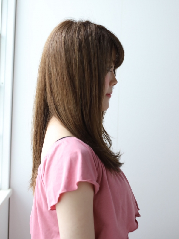 ナチュラルストレートに毛先内巻きで軽い印象のセミロングに
