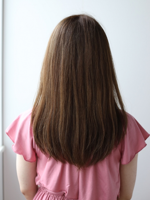 ナチュラルストレートに毛先内巻きで軽い印象のセミロングに