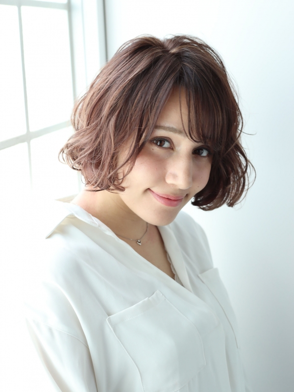 無造作ウェーブが大人かわいいボブスタイル