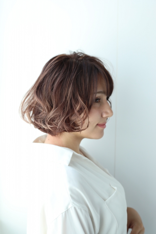 無造作ウェーブが大人かわいいボブスタイル