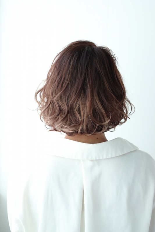 無造作ウェーブが大人かわいいボブスタイル