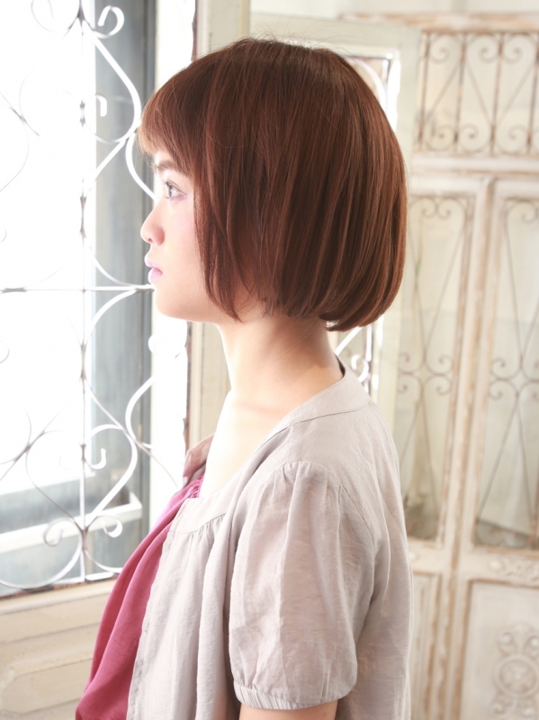 眉上バングとコンパクトなストレートボブでフレッシュに