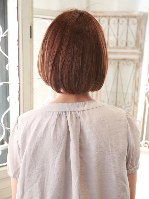 眉上バングとコンパクトなストレートボブでフレッシュに