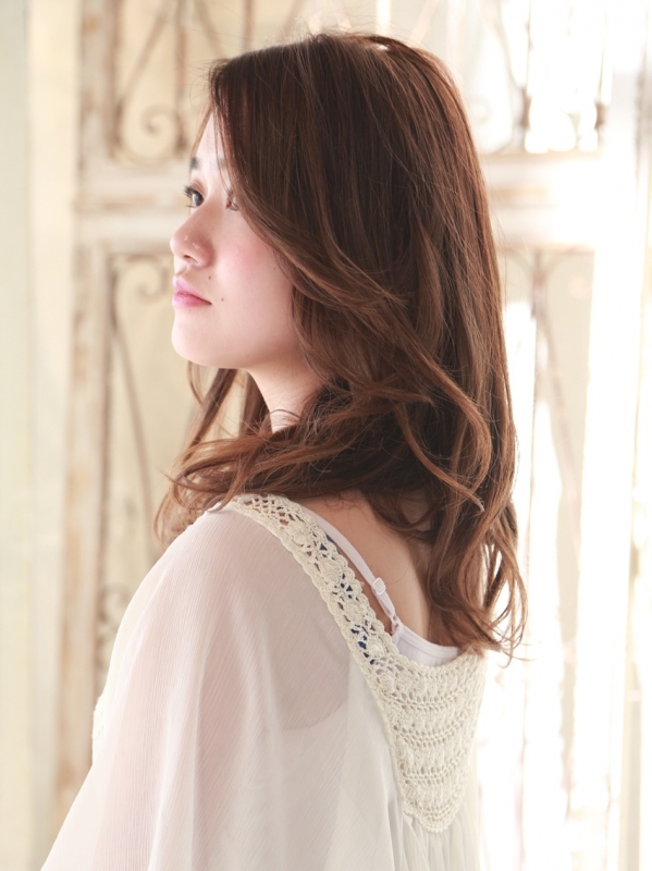 スタイリングが簡単なパーマで華やかなセミロングスタイルに