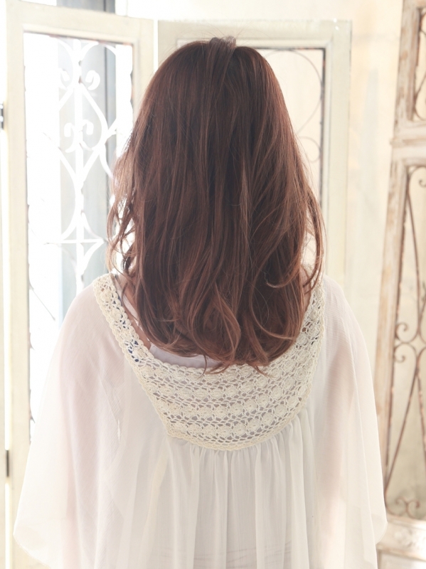 スタイリングが簡単なパーマで華やかなセミロングスタイルに