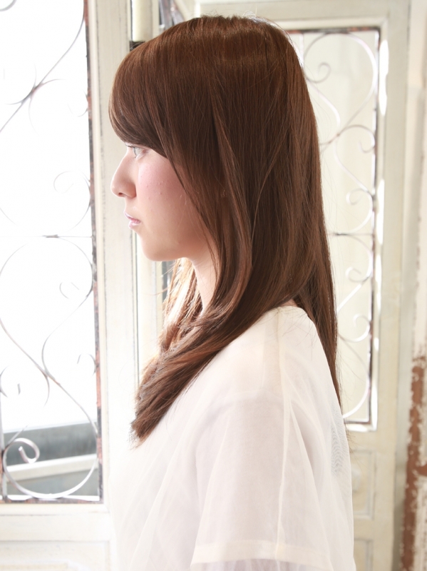 クセ毛が悩みの方でも自然なストレートのセミロングスタイルに