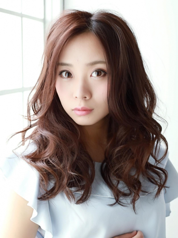 華やかなカールセミロングスタイルでお洒落を楽しもう♪