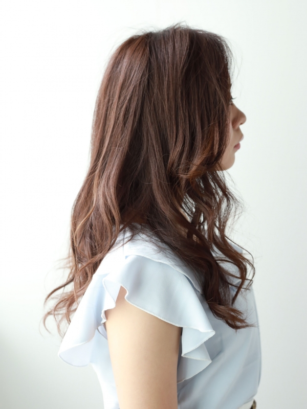 華やかなカールセミロングスタイルでお洒落を楽しもう♪