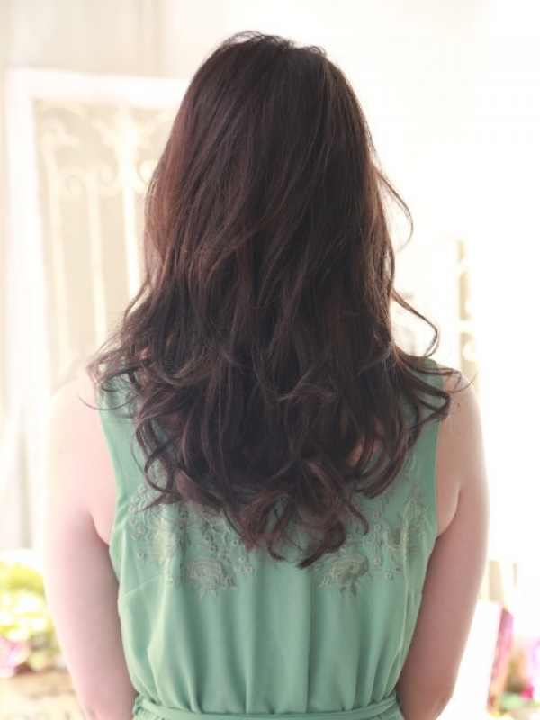 毛量のボリュームアップをレイヤーで叶えるセミロングスタイル