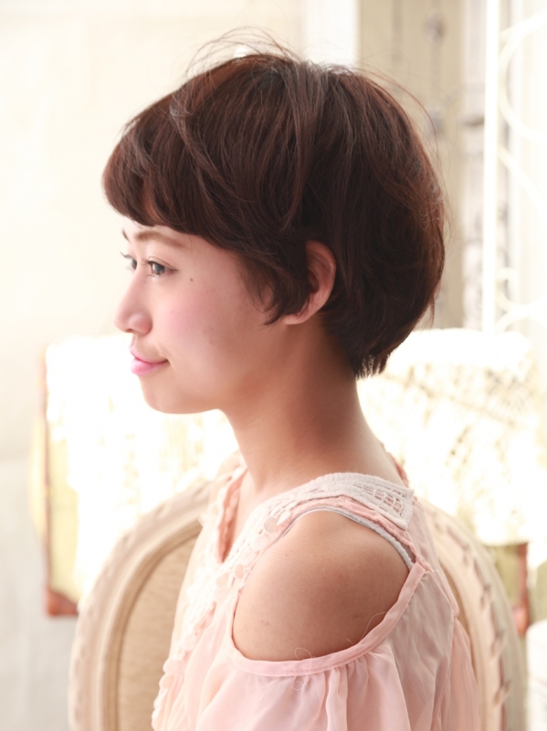 オン眉バングと丸いフォルムがキュートなマッシュショート