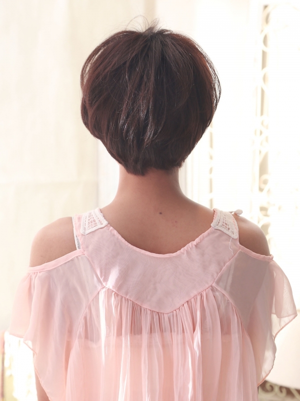 オン眉バングと丸いフォルムがキュートなマッシュショート