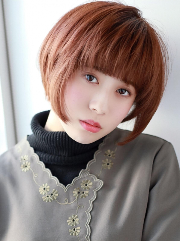 上品ショートボブは前下がりシルエットで小顔見え！