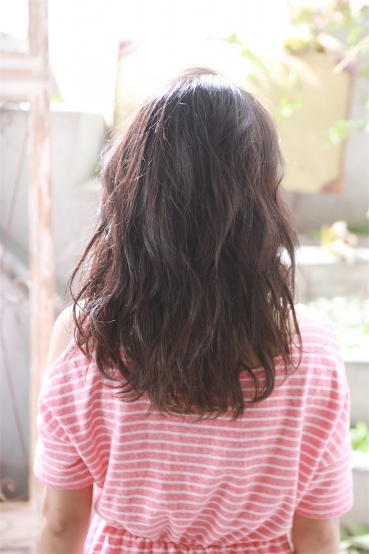 エレガントウェーブで大人女子の良さを引き出すセミロング