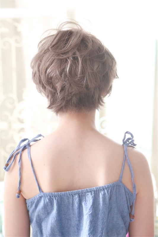 ふわくしゃ質感＆グレージュの透明感でフェアリーショート