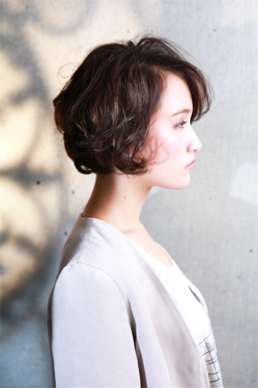 グレージュカラーと弱酸性パーマのボブヘアで大人女性を美しく