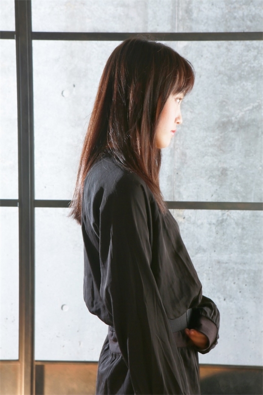 ナチュラルストレートで好印象を与えるセミロングスタイルに