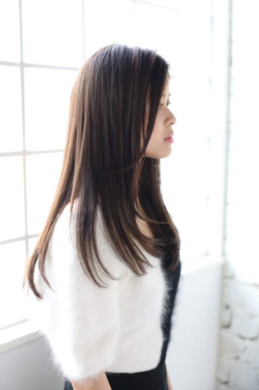 前髪なしでセクシーなワンカールのストレートセミロングスタイル