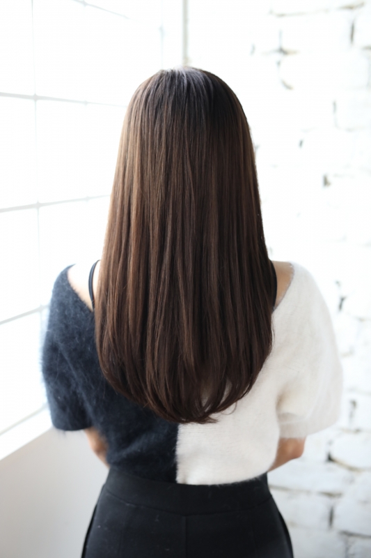 前髪なしでセクシーなワンカールのストレートセミロングスタイル