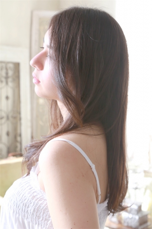 透明感溢れるカラー×前髪長めのナチュラルなセミロング