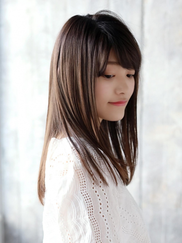 毛先重めのナチュラルストレートで愛されるセミロングスタイルに