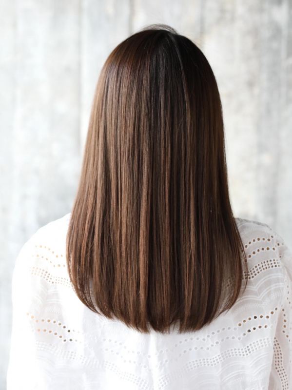 毛先重めのナチュラルストレートで愛されるセミロングスタイルに