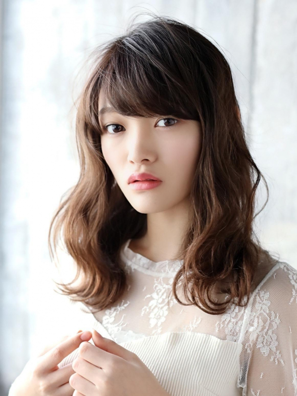 波ウェーブで注目を集める上品なセミロングスタイルに
