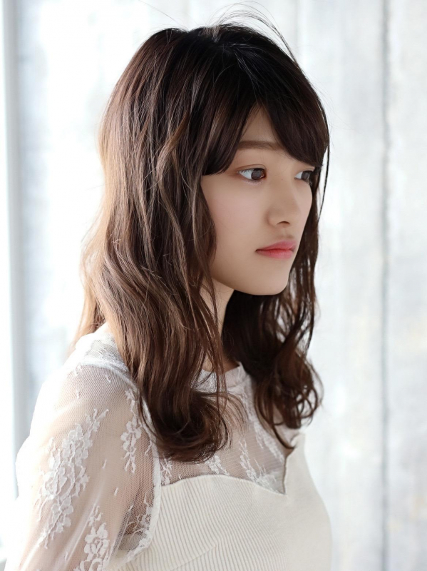 波ウェーブで注目を集める上品なセミロングスタイルに