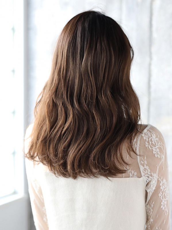 波ウェーブで注目を集める上品なセミロングスタイルに