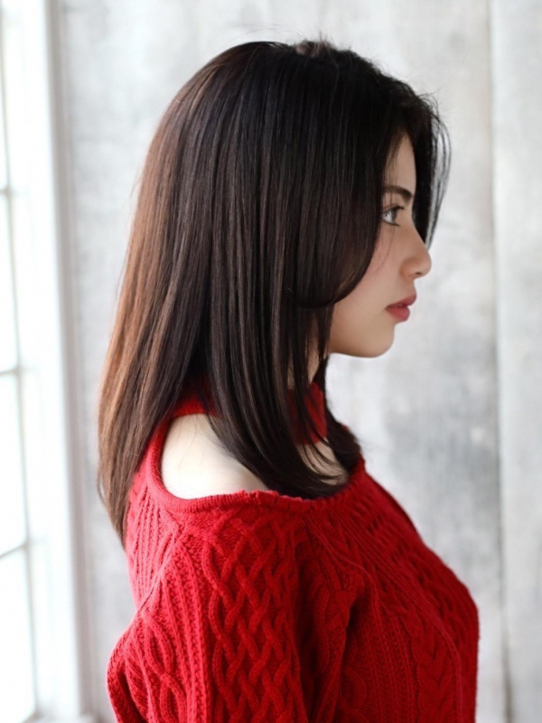 レイヤーによって知的さと華やかさを実現できるセミロングに