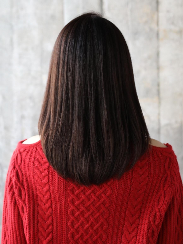 レイヤーによって知的さと華やかさを実現できるセミロングに