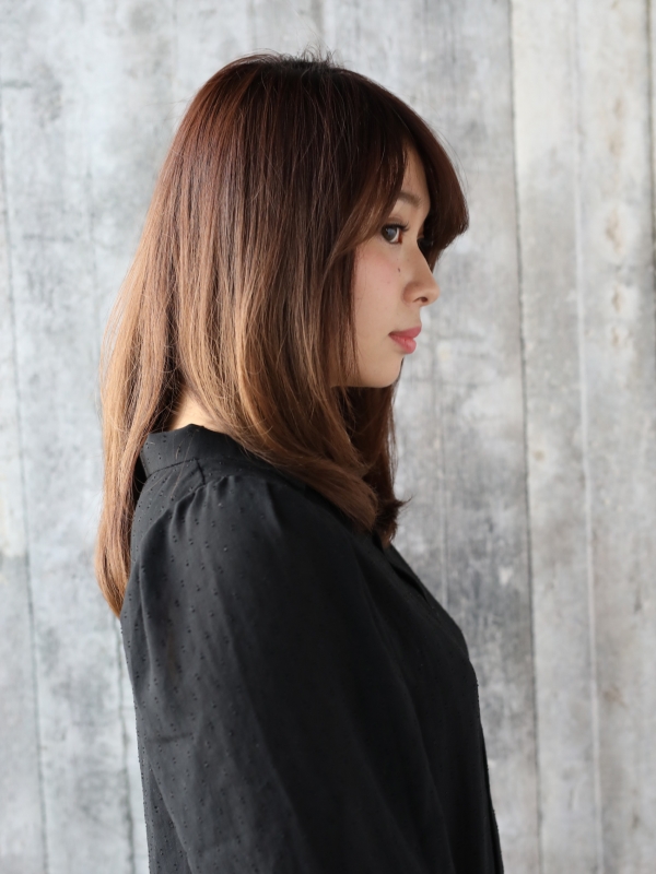 小顔効果のある内巻きでオトナっぽい印象のミディアムスタイルに