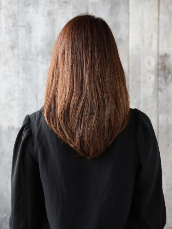 小顔効果のある内巻きでオトナっぽい印象のミディアムスタイルに