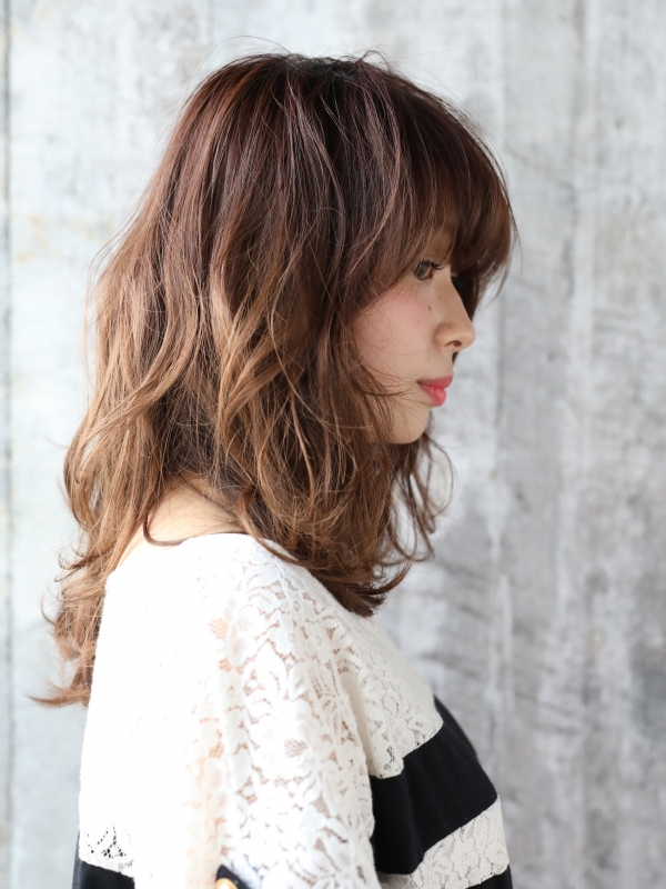 柔らかい質感のパーマで愛されミディアムスタイル