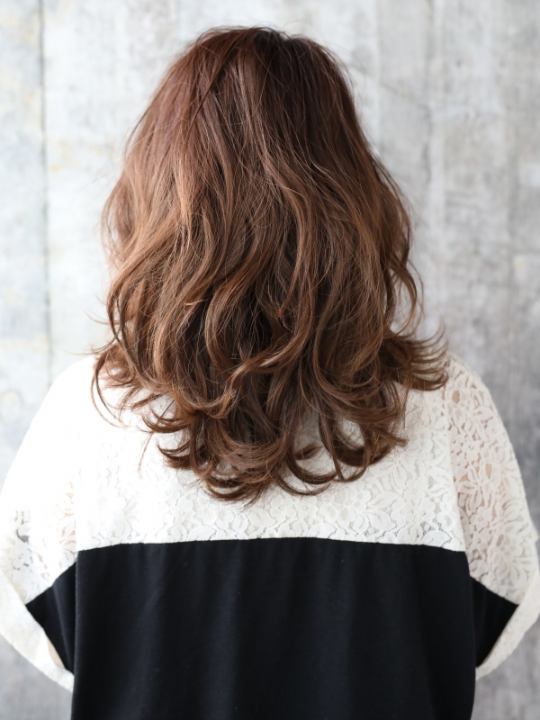 柔らかい質感のパーマで愛されミディアムスタイル