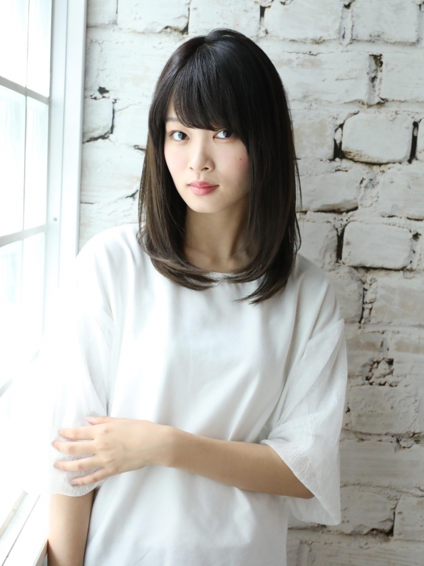 暗髪×ナチュラルストレートで品のあるミディアムスタイルに
