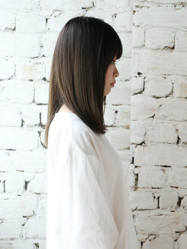 暗髪×ナチュラルストレートで品のあるミディアムスタイルに