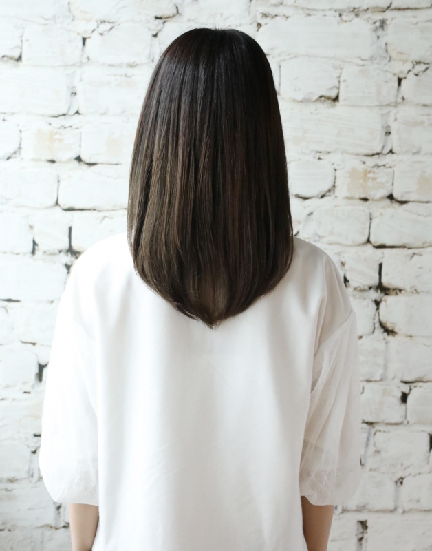 暗髪×ナチュラルストレートで品のあるミディアムスタイルに