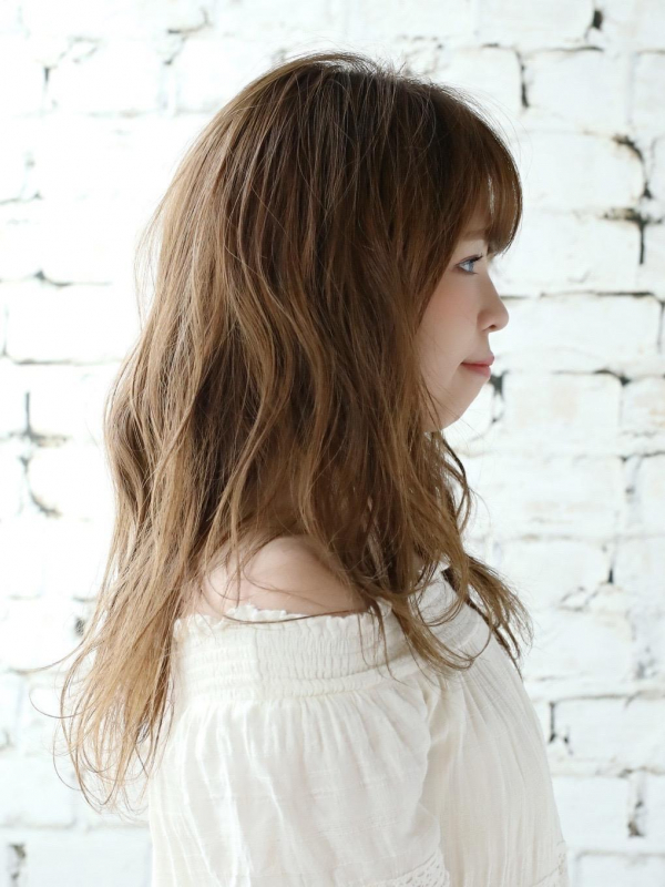 寝ぐせ風ルーズパーマで抜け感！大人かわいいゆるふわセミロング