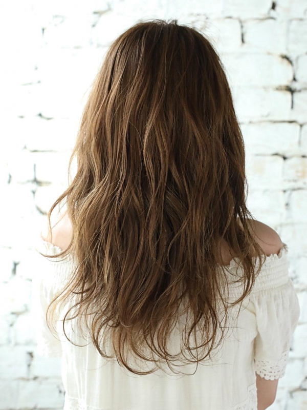 寝ぐせ風ルーズパーマで抜け感！大人かわいいゆるふわセミロング