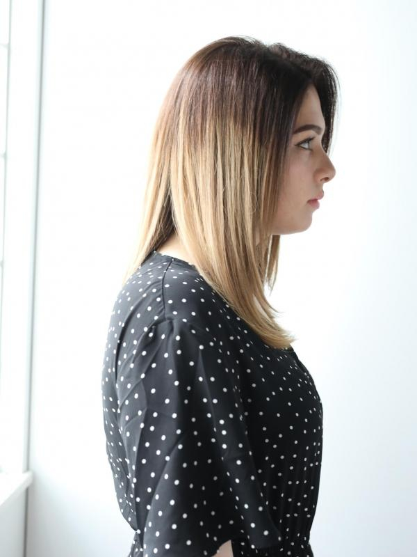 バレイヤージュで透明感あるミディアムストレート