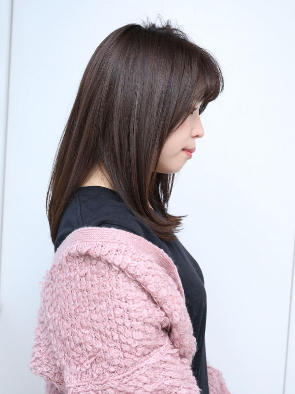 ツヤ感アッシュブラックで透明感！愛されミディアムストレート