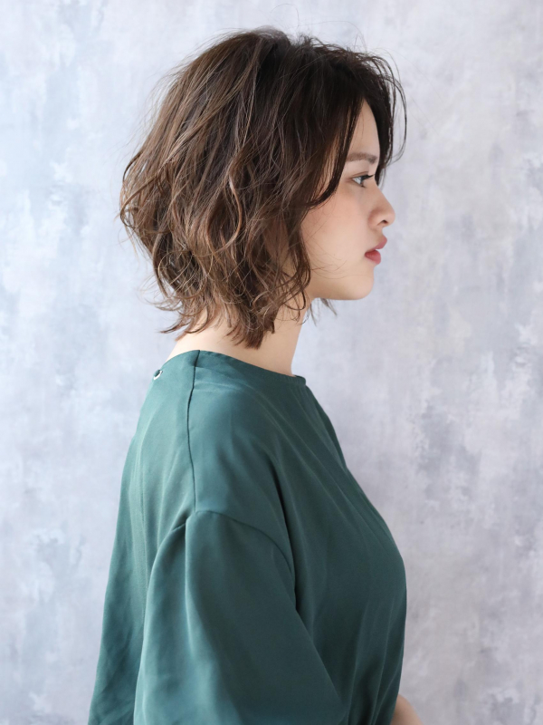 ウェットスタイルがクール！ゆるふわウェーブのくびれミディ