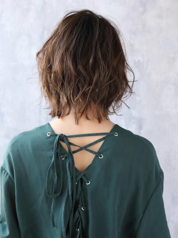 ウェットスタイルがクール！ゆるふわウェーブのくびれミディ